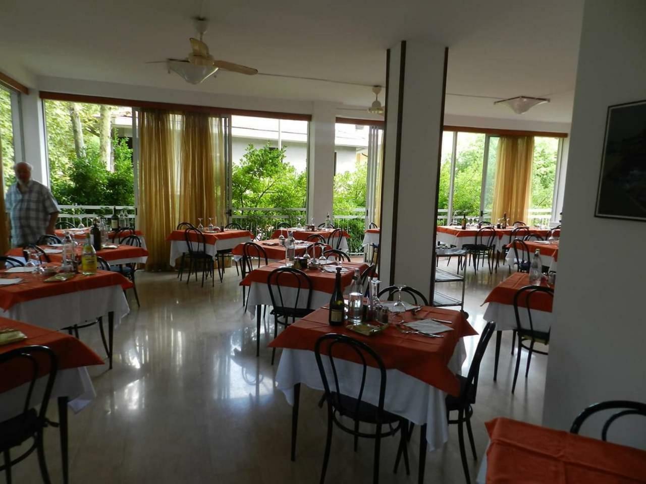 Hotel Ville De Paris Riccione Exterior photo